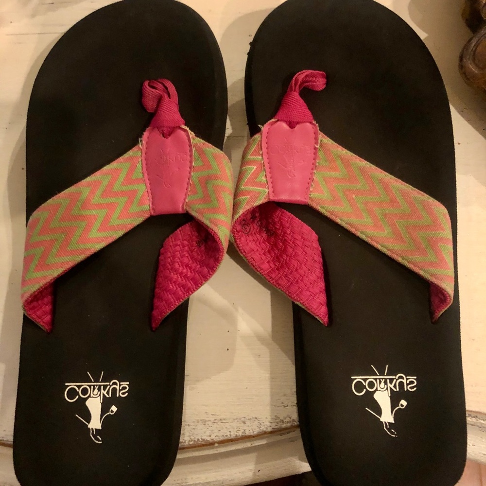 Corky’s flip flops chevron blue/ green print